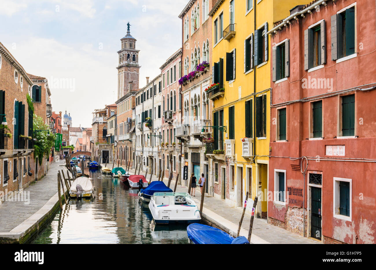 À la scène du canal vers l'église Santa Maria dei Carmini campanile le long du Rio de S. Barnaba, Dorsoduro, Venise, Italie Banque D'Images