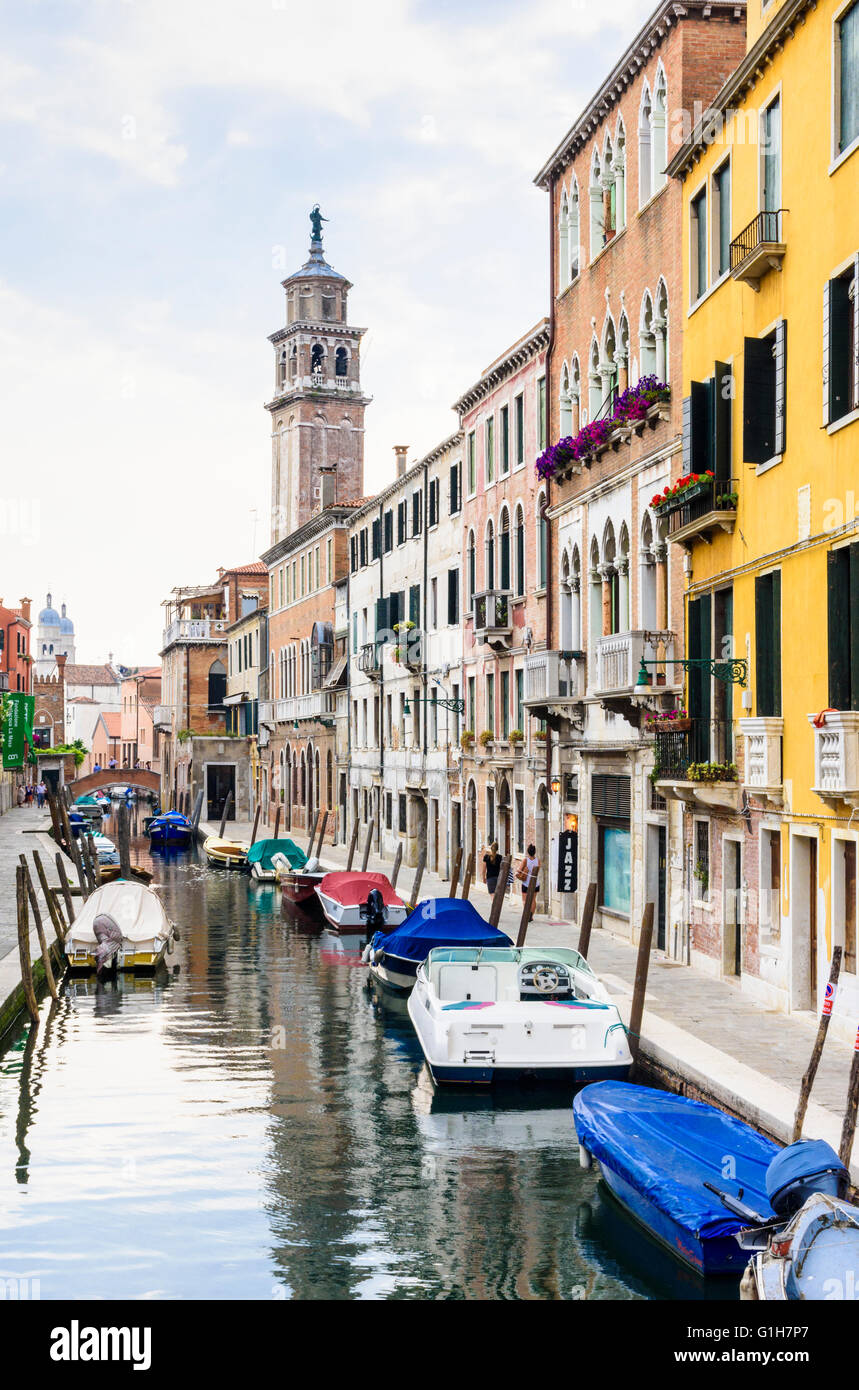 À la scène du canal vers l'église Santa Maria dei Carmini campanile le long du Rio de S. Barnaba, Dorsoduro, Venise, Italie Banque D'Images