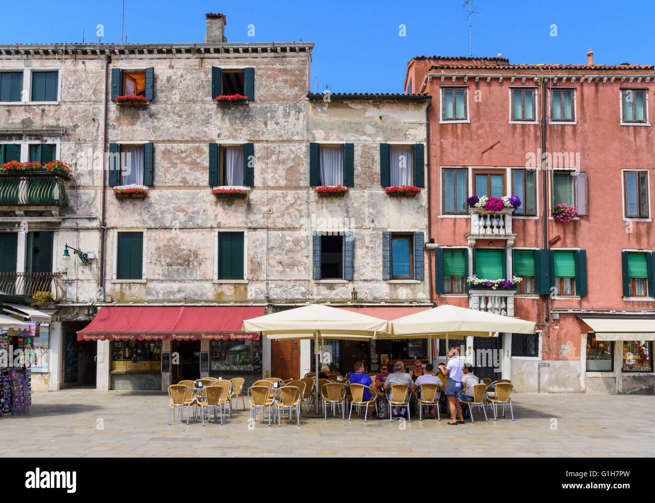 Cafe dans le Campo San Barnaba, Dorsoduro, Venise, Vénétie, Italie Banque D'Images