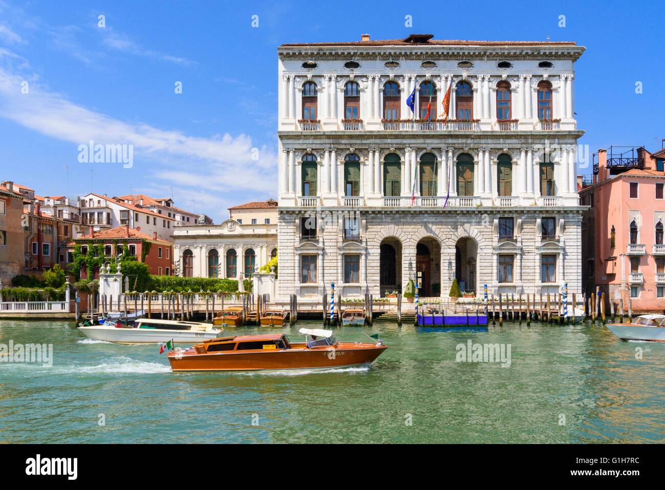 Les taxis de l'eau passer la Renaissance Palazzo Corner della Ca' Granda sur le Grand Canal, San Marco, Venise, Italie Banque D'Images