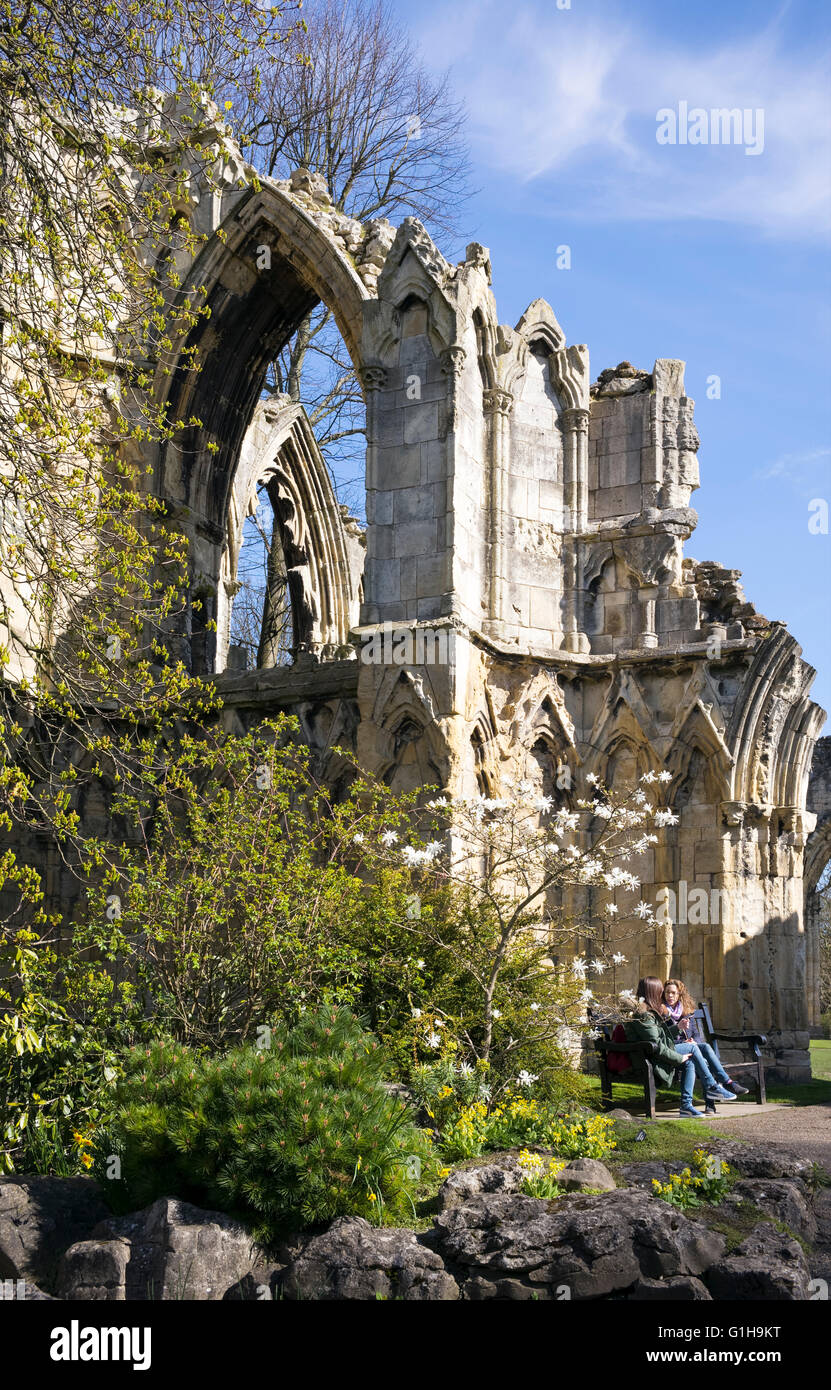 Deux personnes de parler, en 2016, sous l'arches médiévales de St Mary's Abbey, Musée Jardins, ville de York, England, UK Banque D'Images