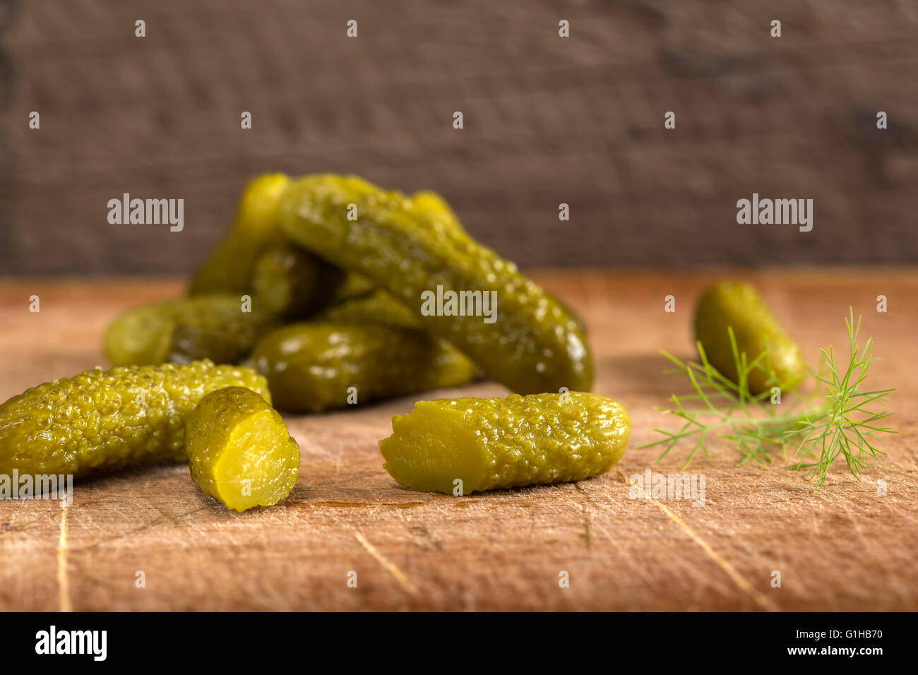 Les concombres ou cornichons marinés sur fond de bois rustique Banque D'Images