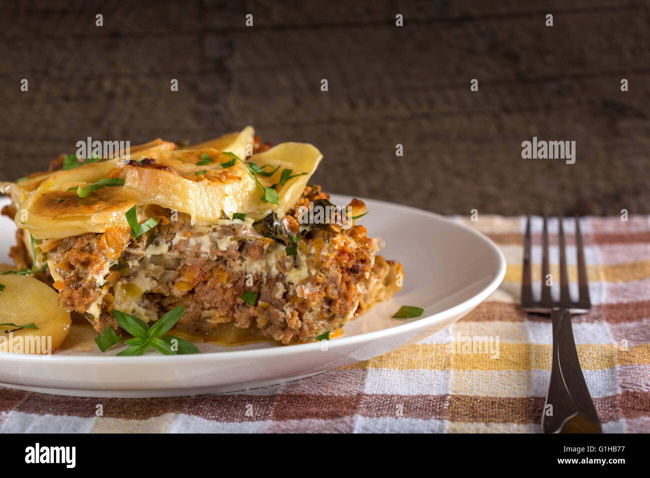 La Moussaka sur plaque blanche - un plat traditionnel grec Banque D'Images