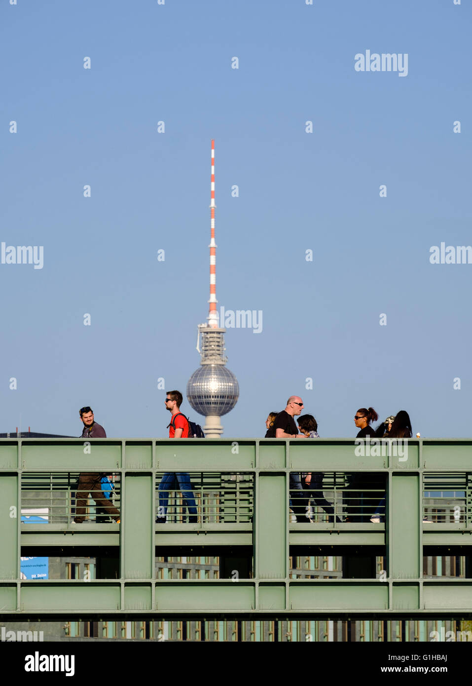 Les piétons marcher sur la passerelle traversant la rivière Spree avec Telecafè , tour de télévision, à l'arrière à Berlin Allemagne Banque D'Images