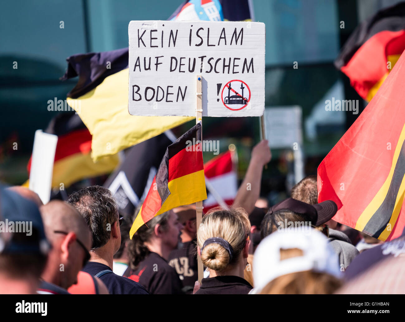 Des manifestants d'extrême-droite protester contre l'Islam, les réfugiés et Angela Merkel à Berlin. Signe dit ' pas d'Islam sur le sol allemand'. Banque D'Images