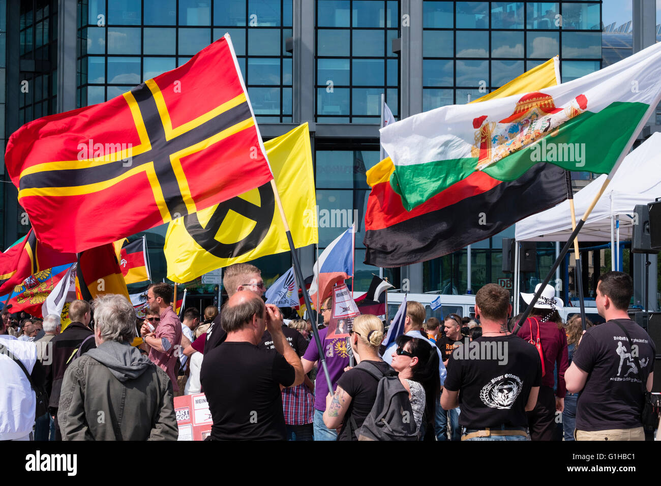 Des manifestants d'extrême-droite protester contre l'Islam, les réfugiés et Angela Merkel à Berlin Banque D'Images