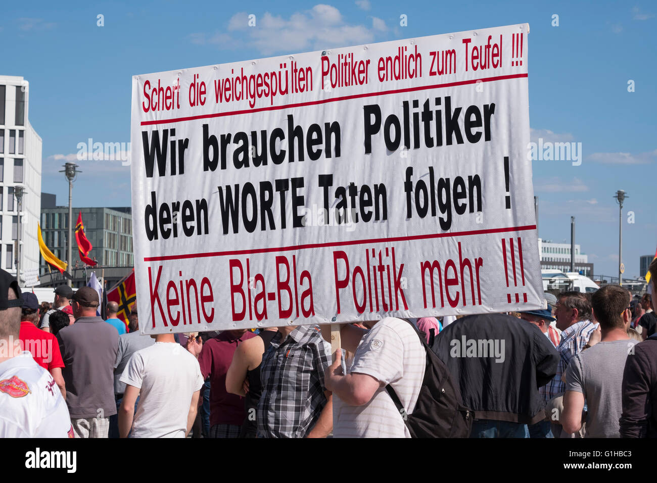 Des manifestants d'extrême-droite protester contre l'Islam, les réfugiés et Angela Merkel à Berlin Banque D'Images