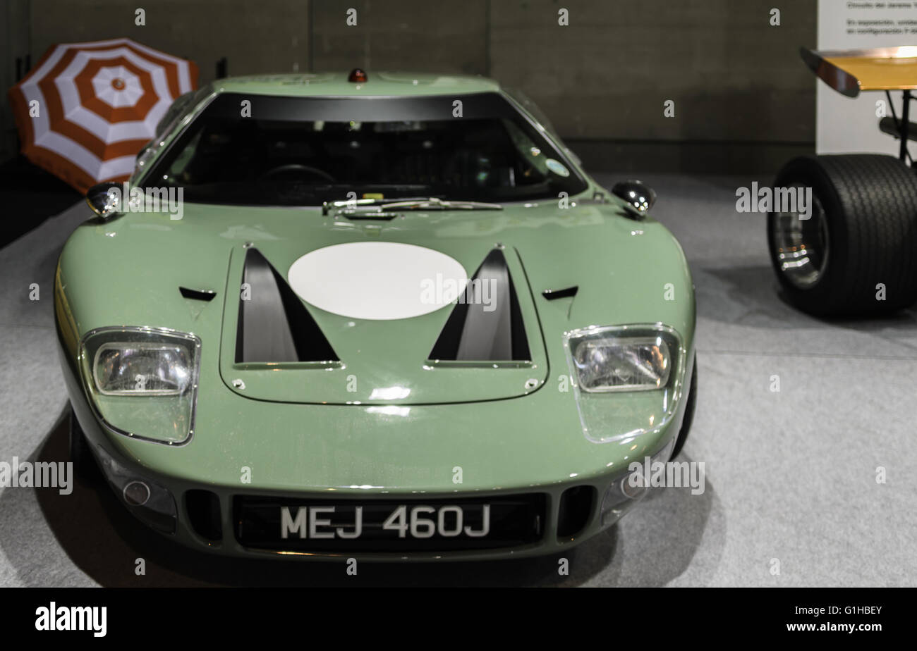 Madrid, Espagne, 10 mai 2016. Une voiture verte en vue de l'inauguration de l'exposition d'automobiles. Banque D'Images