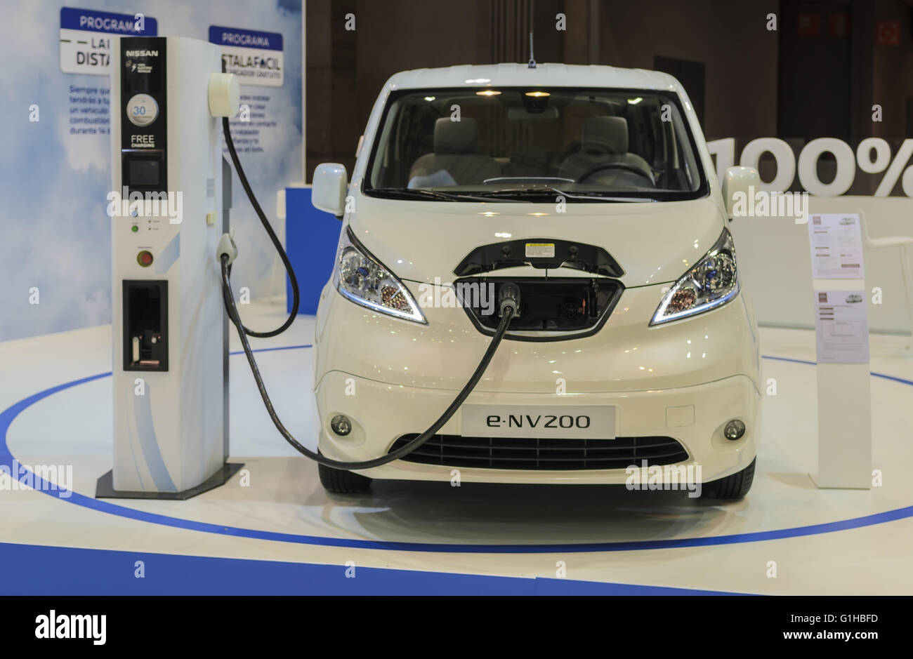 Madrid, Espagne, 10 mai 2016. Une voiture blanche en vue de l'inauguration de l'exposition d'automobiles. Banque D'Images
