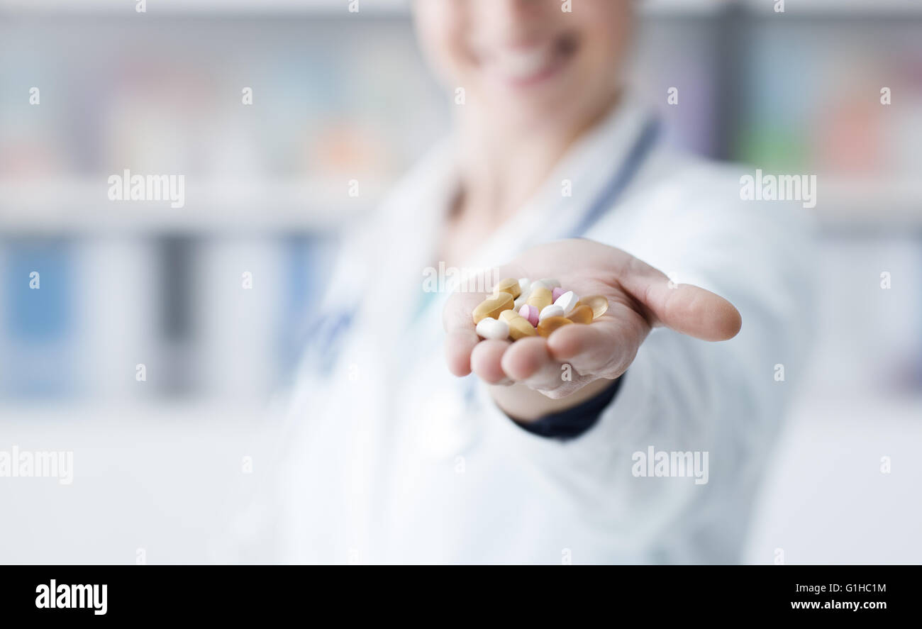 Female doctor holding a bunch of pills dans sa main, le traitement médical et pharmaceutique concept Banque D'Images
