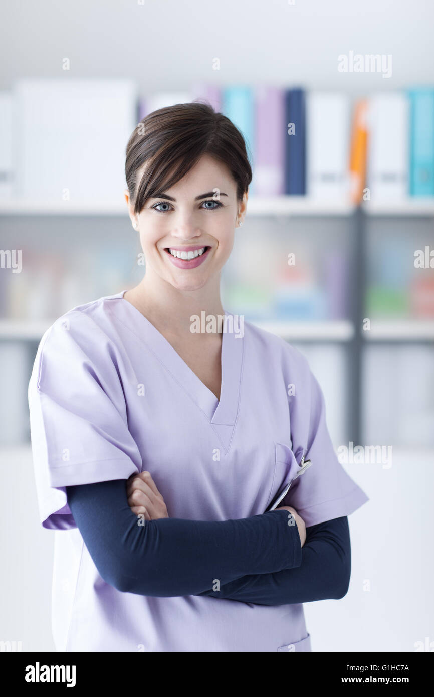 Smiling young woman posing with arms crossed, le personnel médical et les soins de concept Banque D'Images