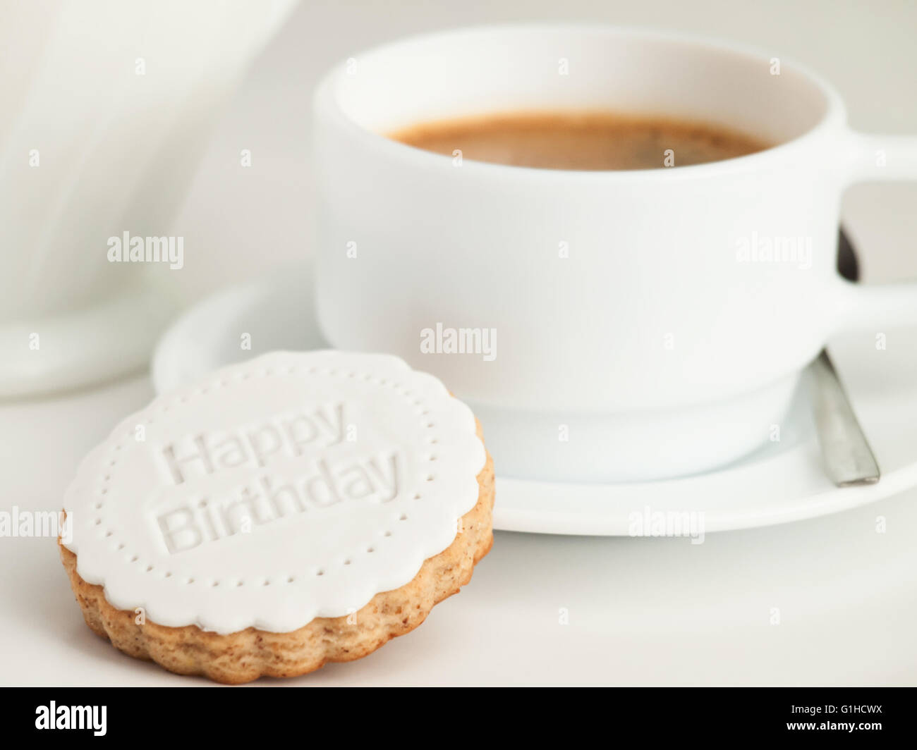 Close up of Coffee cup et couvert de fondant cookie. Joyeux anniversaire décoration sur le dessus. Banque D'Images