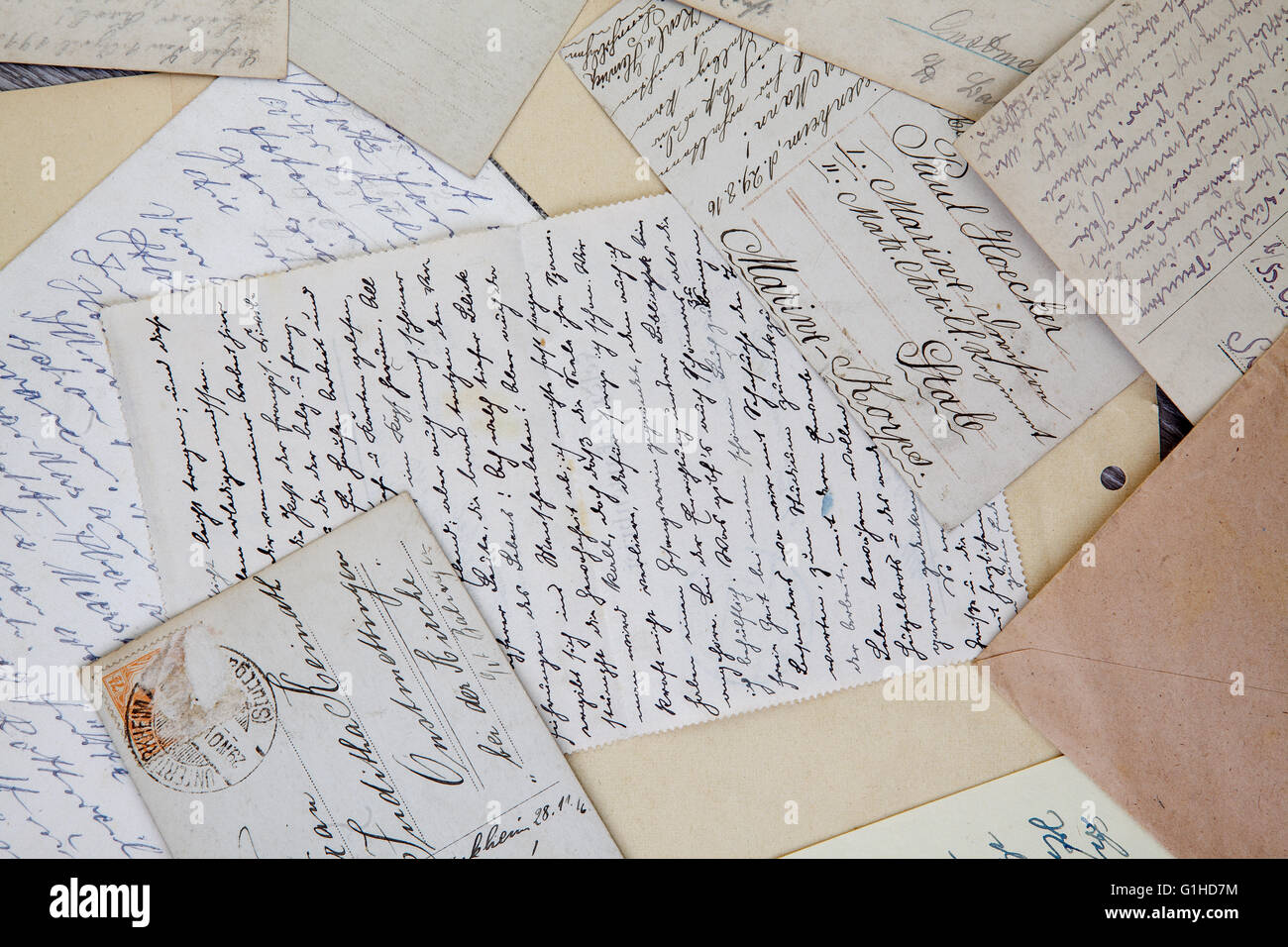 Close Up of Old lettres manuscrites et des cartes postales anciennes Banque D'Images
