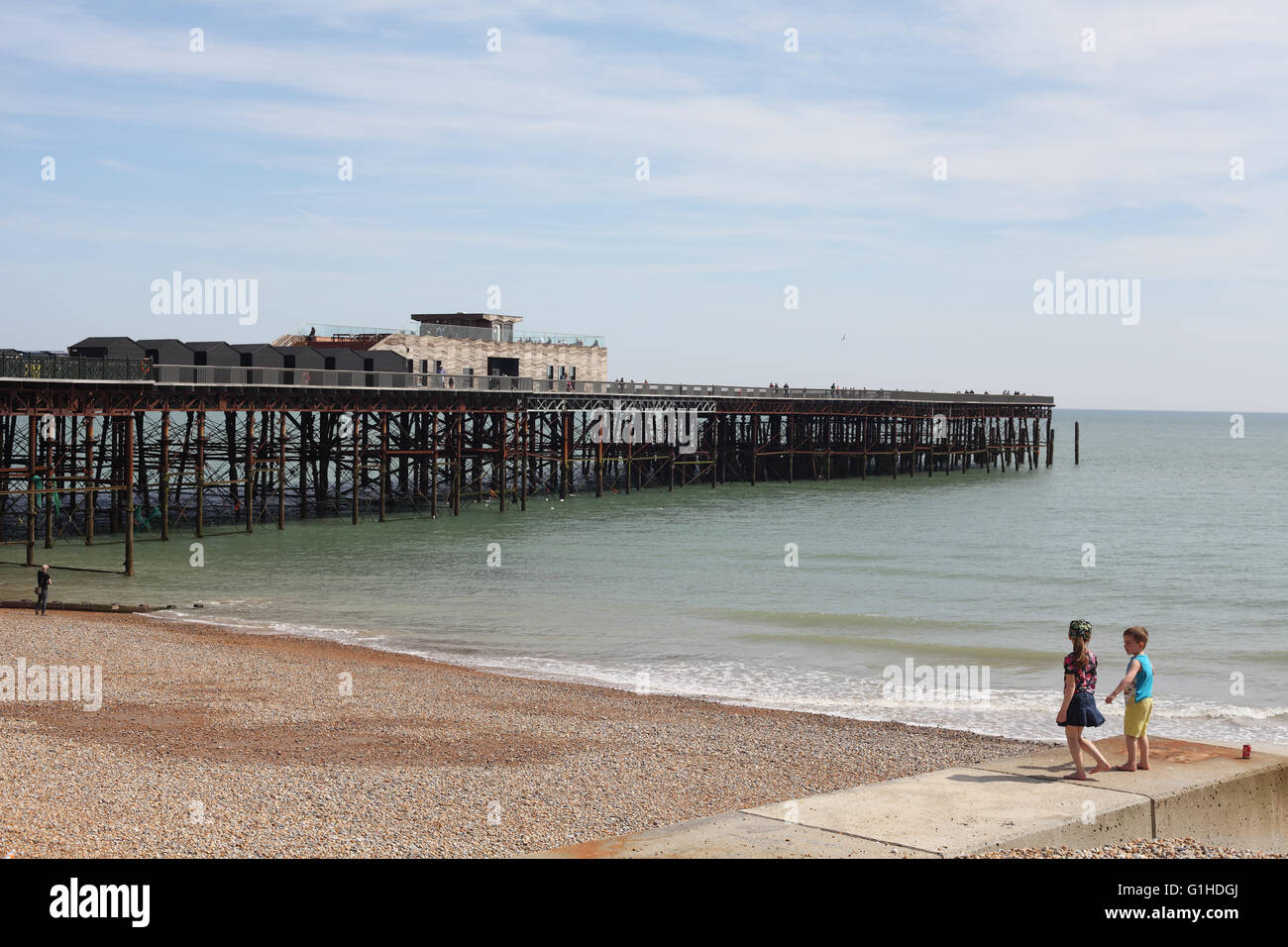 Les enfants jouant sur la plage près de la nouvelle jetée, Hastings, East Sussex, UK Banque D'Images