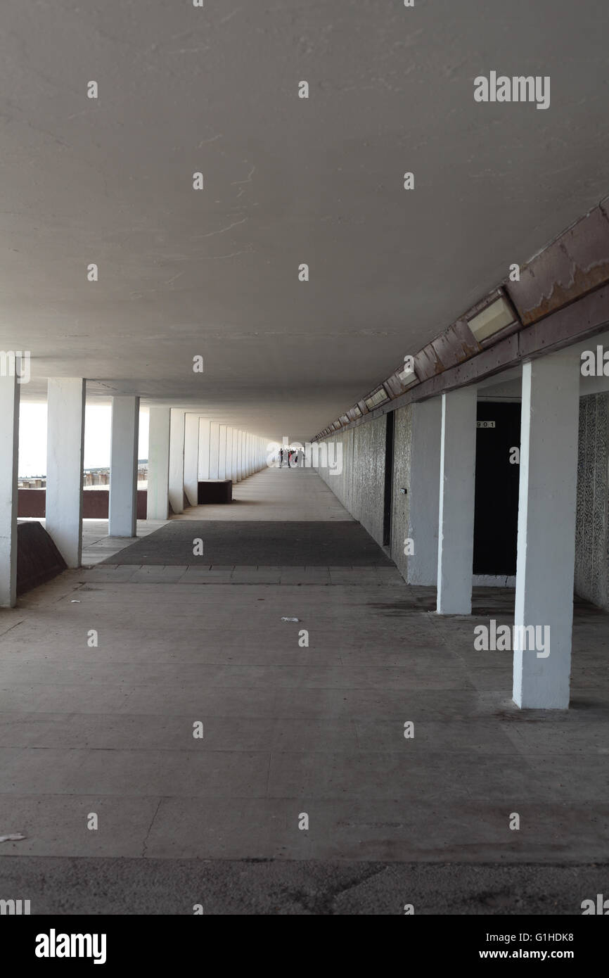 Une allée bouteille double pont promenade a été construite par Sidney peu dans les années 1930, Hastings, East Sussex, UK Banque D'Images