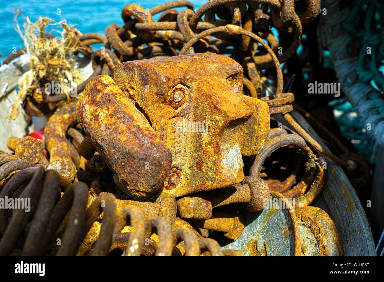 Rusty Old iron fisherman's tools pour la pêche dans les petits ports français Banque D'Images