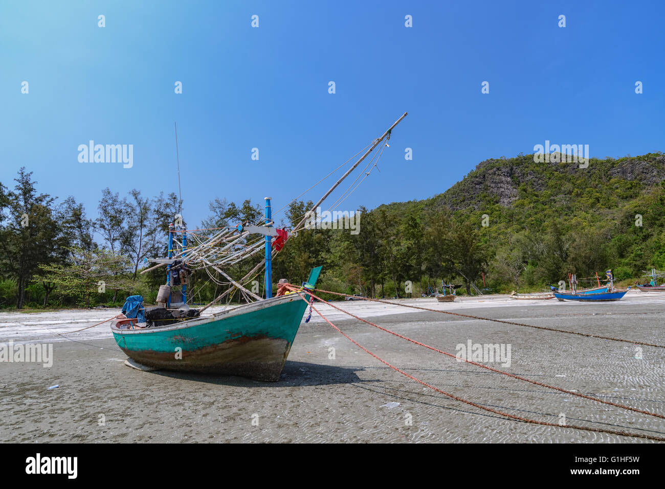 Des bateaux de pêche à la plage du golfe de Laem Sala province de Prachuap Khiri Khan en Thaïlande. Banque D'Images