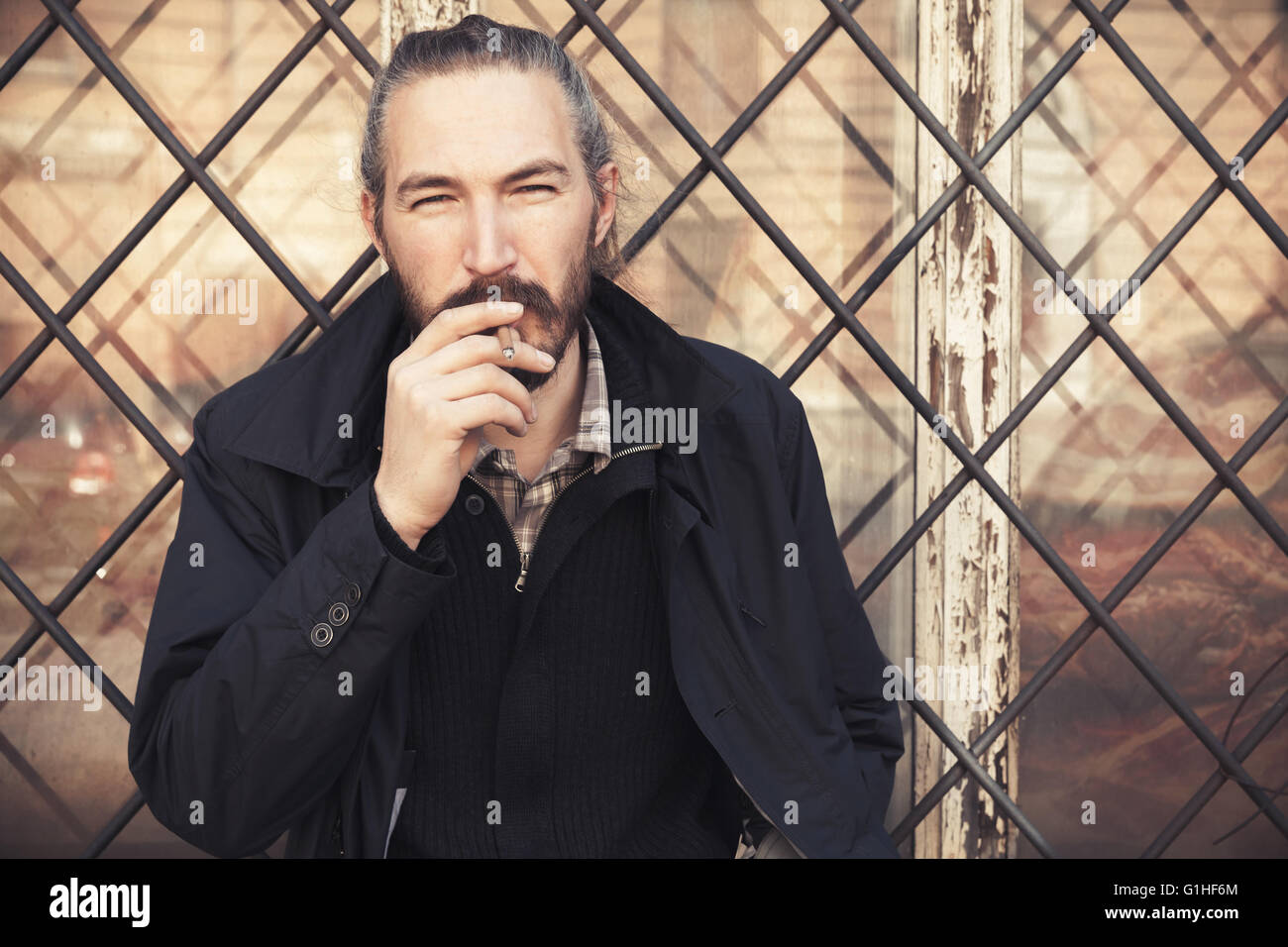 Homme barbu, une cigarette avec portrait selective focus Banque D'Images