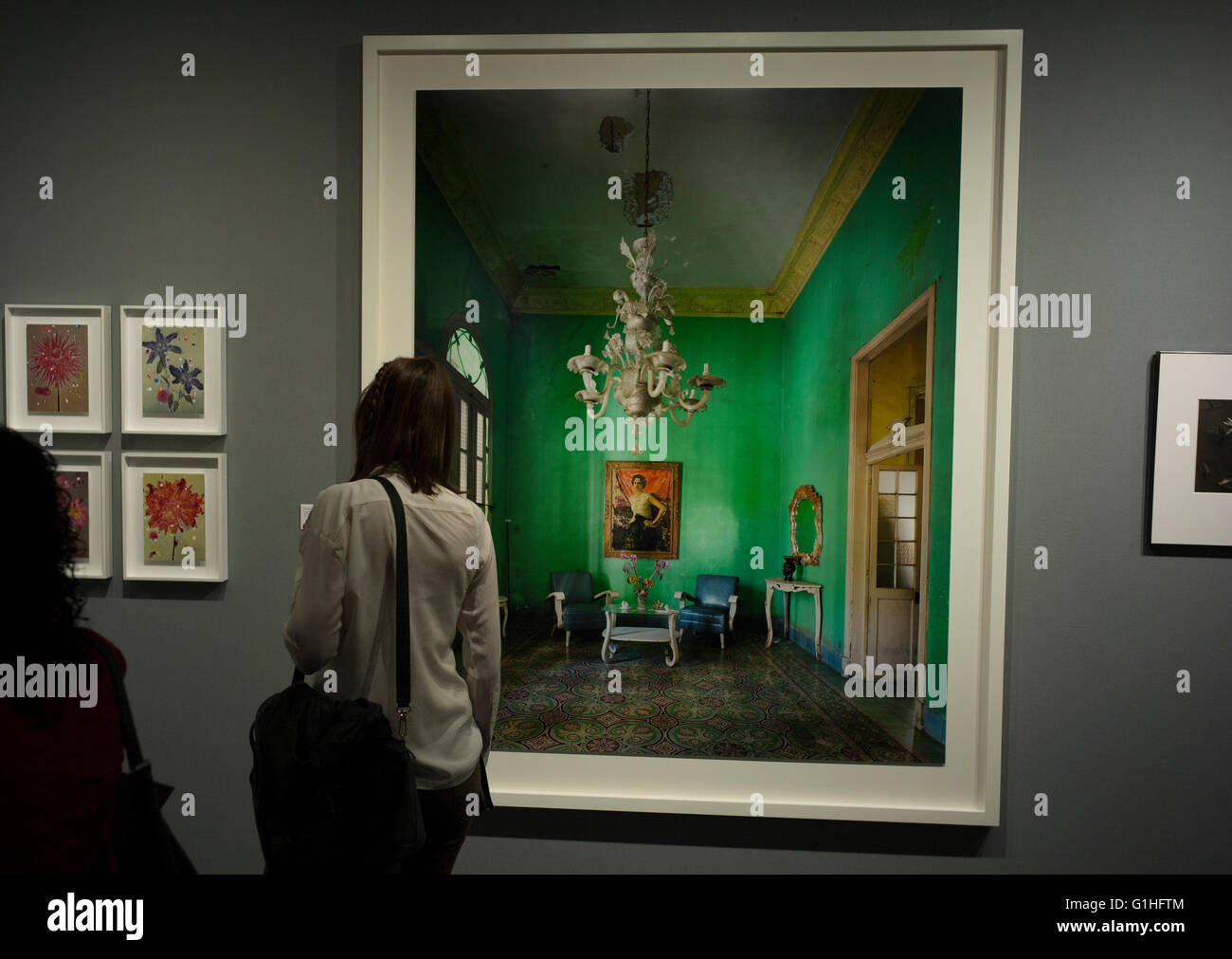 Un téléspectateur regarde une photographie à des fins de vente, prise à La Havane, Cuba. La photographie a été mis en vente à la foire annuelle tenue à l'Armory de New York par l'Association of International Photography Art Dealers, AIPAD. Banque D'Images