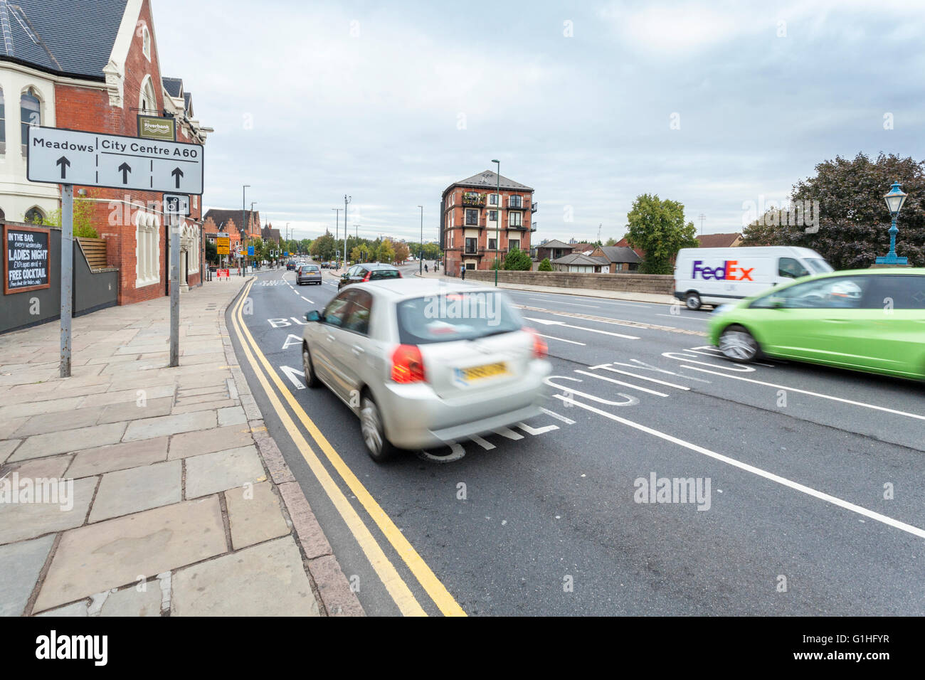 Le trafic sur l'A60 route voyageant dans la ville de Nottingham, Angleterre, RU Banque D'Images