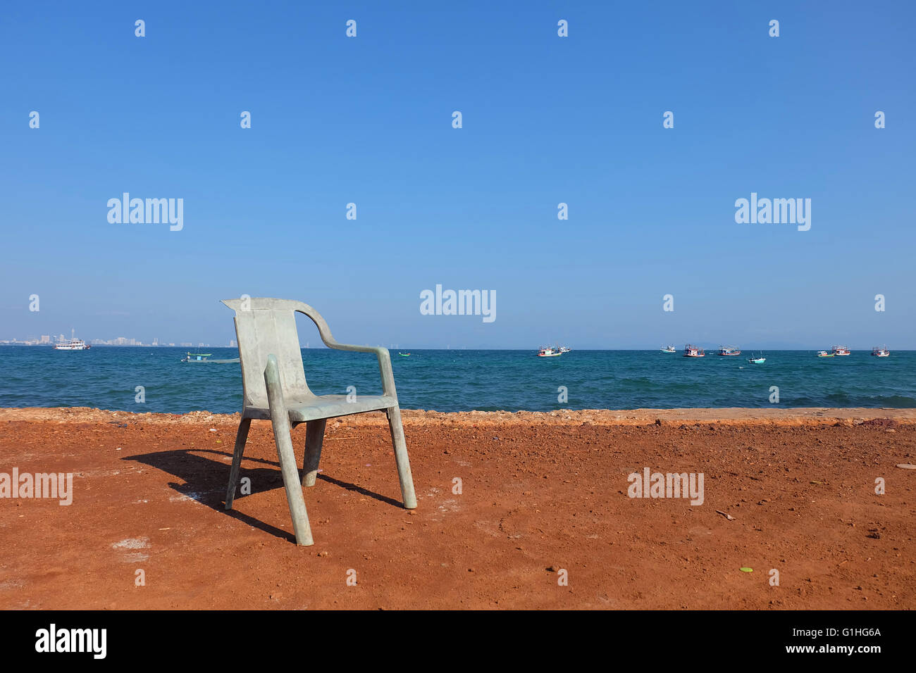 Chaise face à une belle vue sur la plage de la mer et vous détendre. Banque D'Images