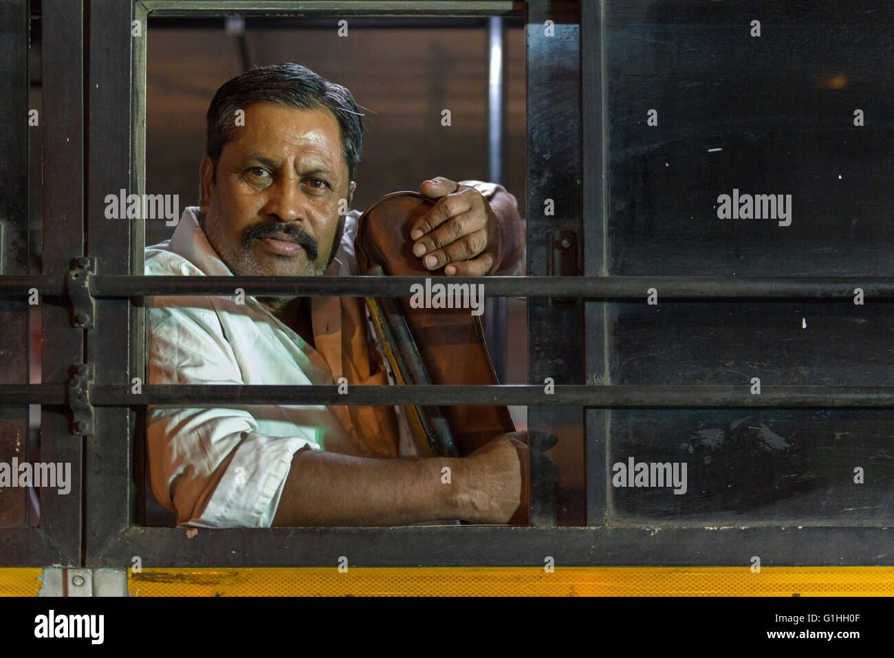 Man In Bus bloqué dans le trafic Jam, Bhagat Namdev Naissance du défilé commémoratif Sikh, Hyderabad Banque D'Images