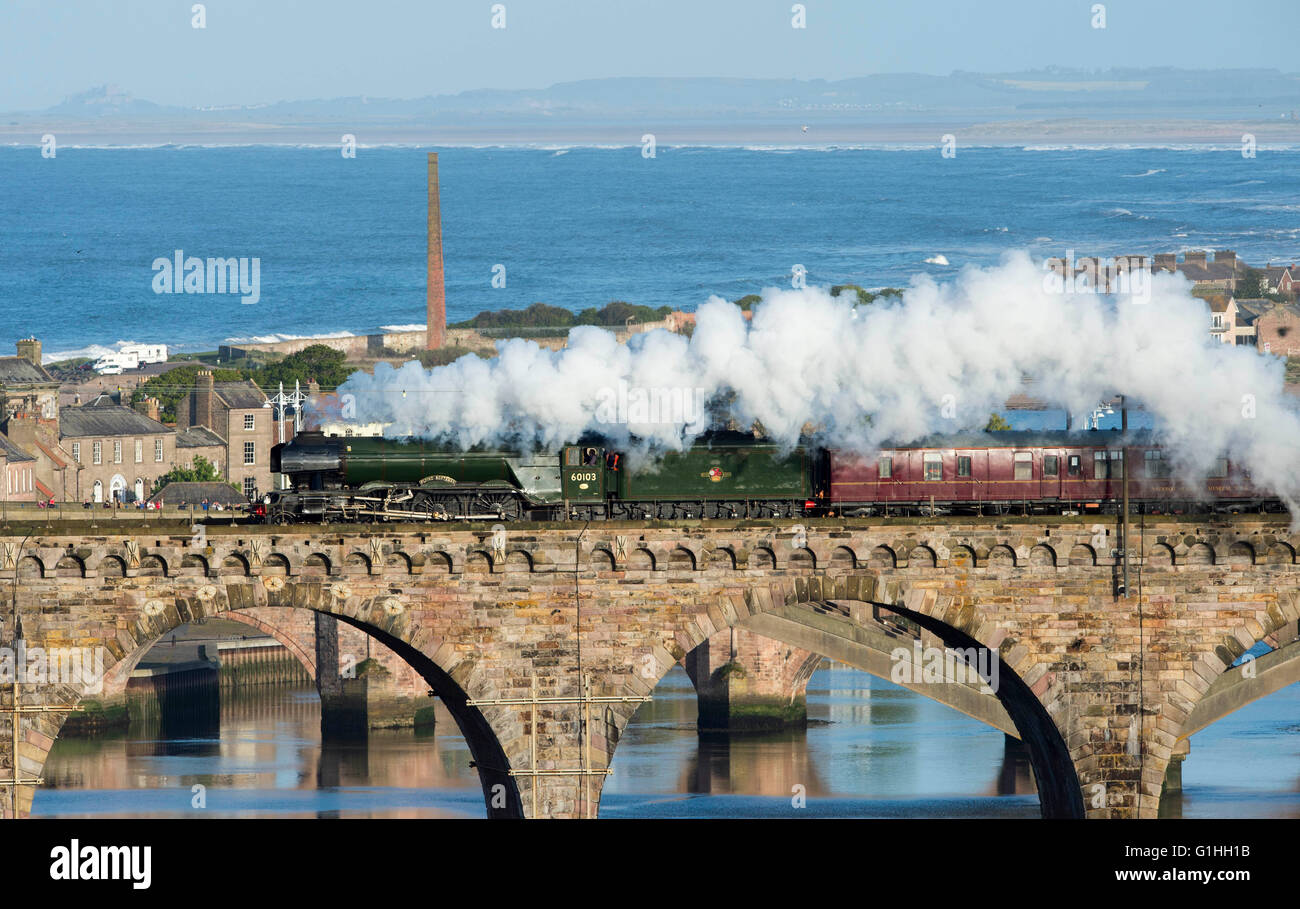 The Flying Scotsman traverse la frontière au pont Royal Cromer sur la route entre New York et Paris, le 14 mai 2016. Banque D'Images