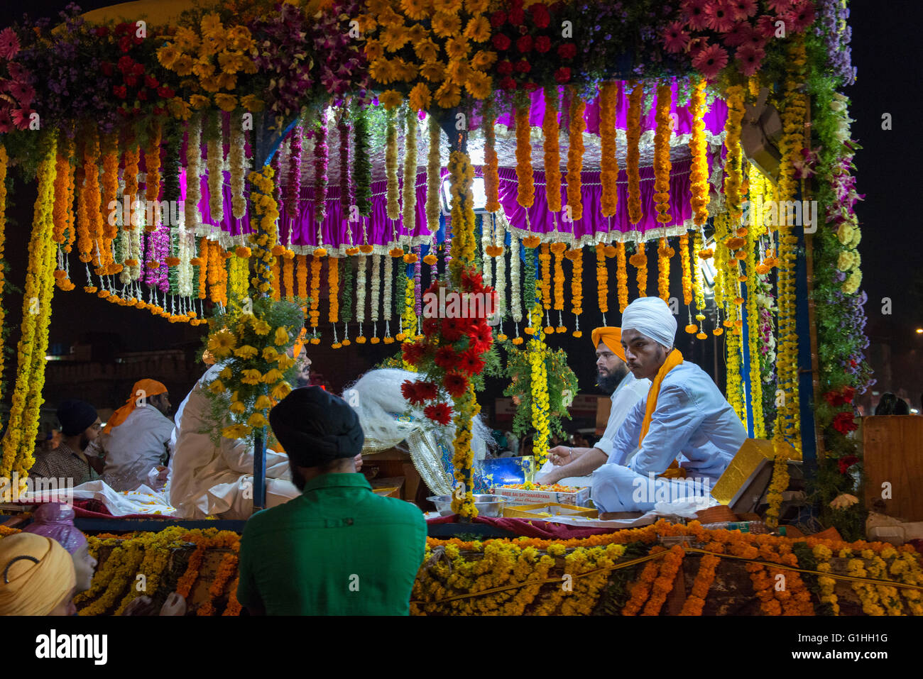 Char avec saint Livre, Bhagat Namdev Naissance du défilé commémoratif Sikh, Hyderabad Banque D'Images