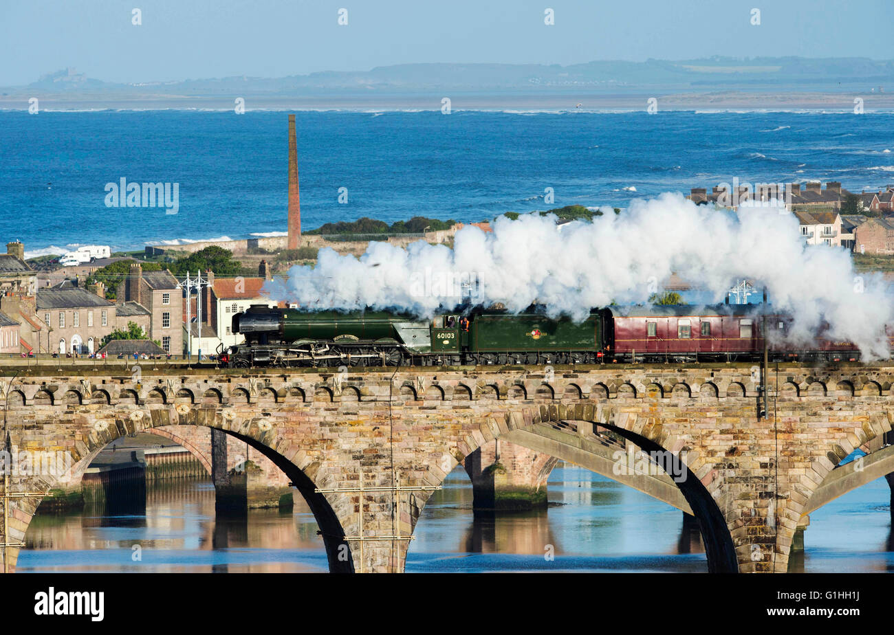 The Flying Scotsman traverse la frontière au pont Royal Cromer sur la route entre New York et Paris, le 14 mai 2016. Banque D'Images