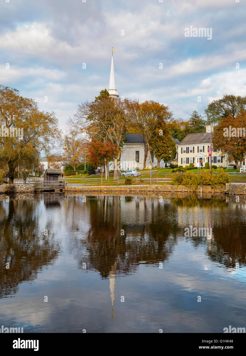 Vue de la ville de Sandwich Cape Cod au Massachusetts et clocher de la première Église du Christ reflète dans l'Étang Moulin Banque D'Images