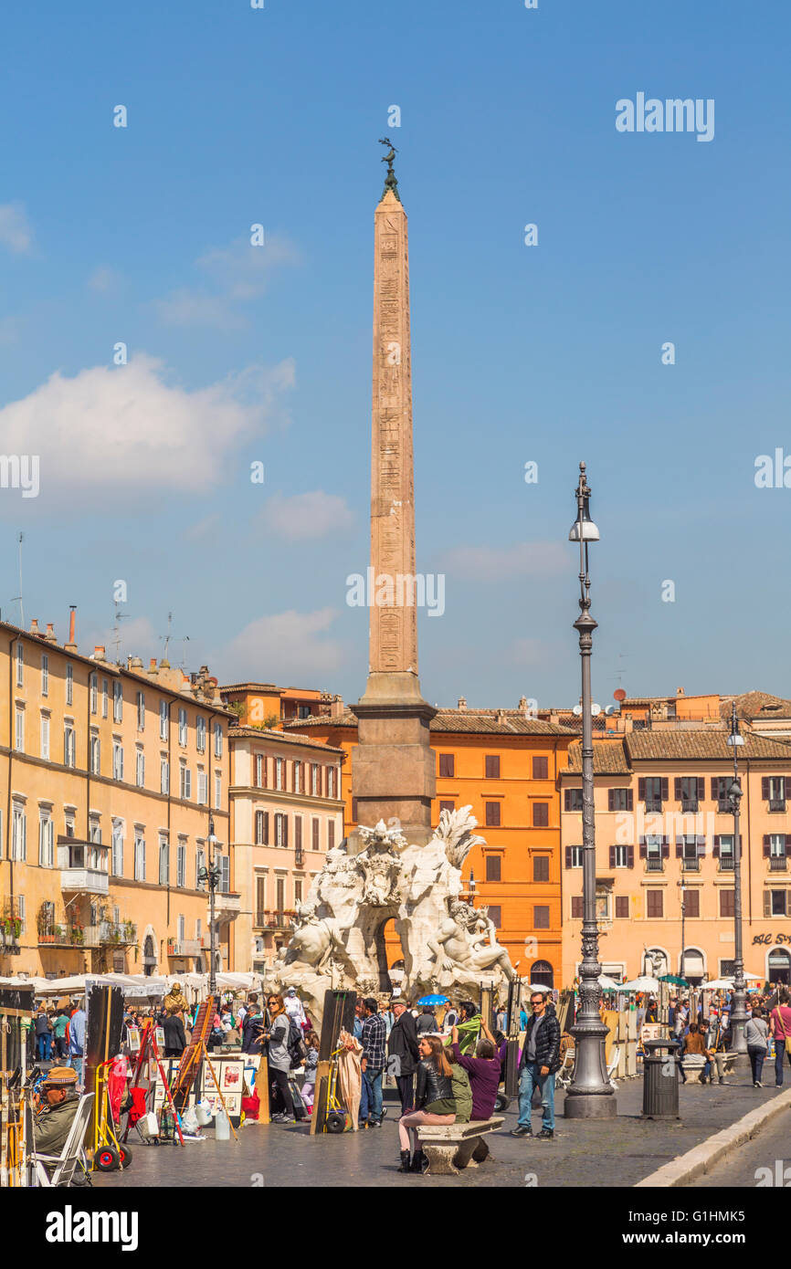 Rome, Italie. La Piazza Navona. L'obélisque de Domitien se lever au-dessus de la Fontana dei Quattro Fiumi ou Fontaine des Quatre Fleuves Banque D'Images