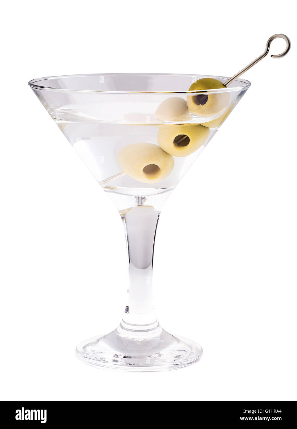 Délicieux cocktail d'olives en verre sur un fond blanc. Banque D'Images