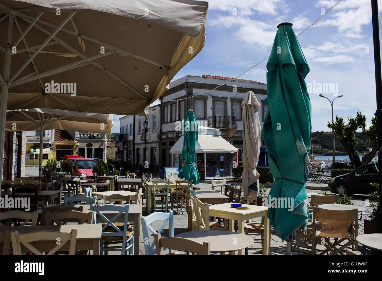Cafe-Restaurant 'sà Kastro' tables & sièges à la promenade square de Myrina, un point de rencontre populaire du centre-ville. Limnos, Grèce Banque D'Images