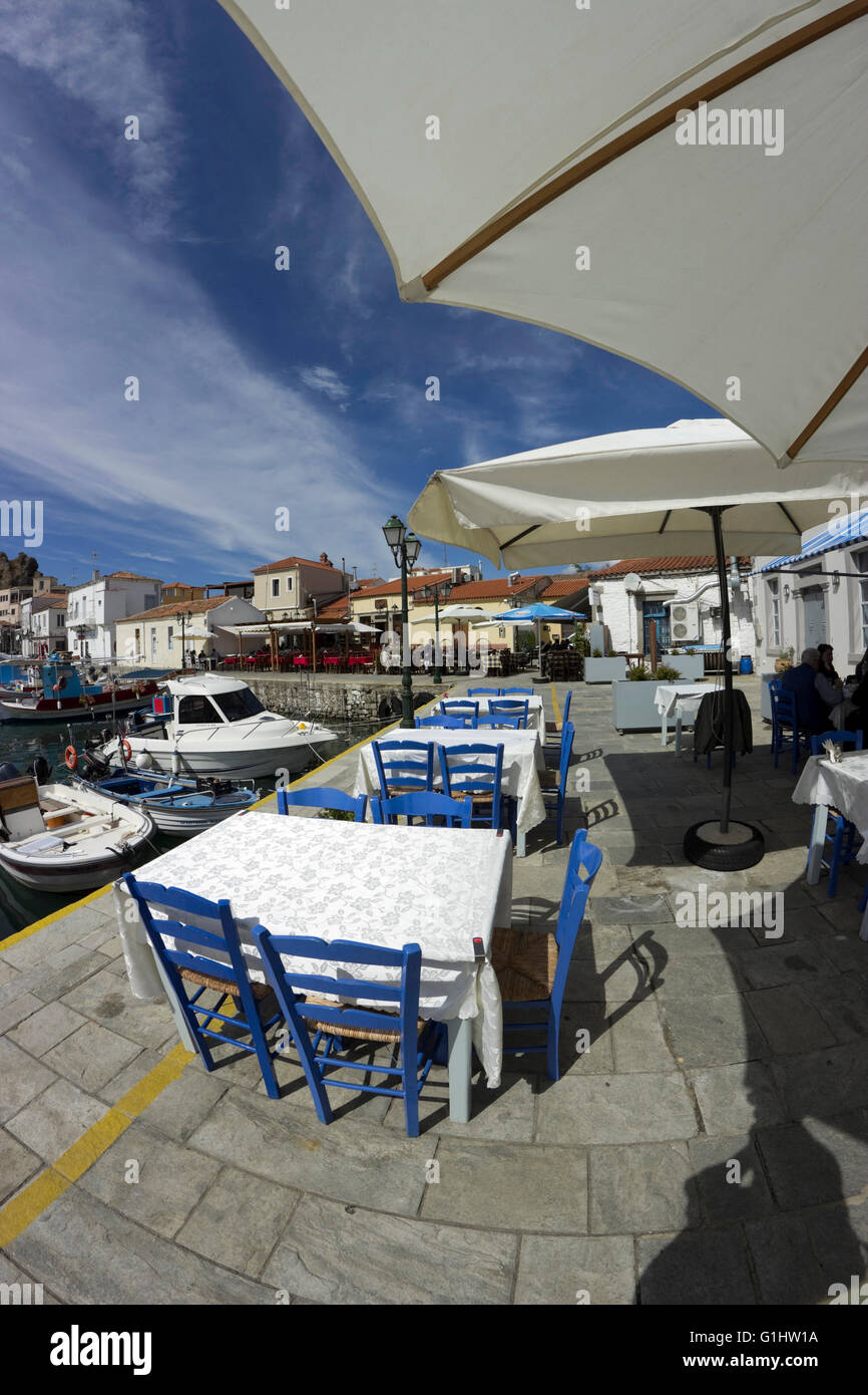 Taverne du Poisson avec tables et sièges bleu ombragé parasols blancs à la promenade de Myrina (quai). Lemnos ou Limnos, Grèce Banque D'Images