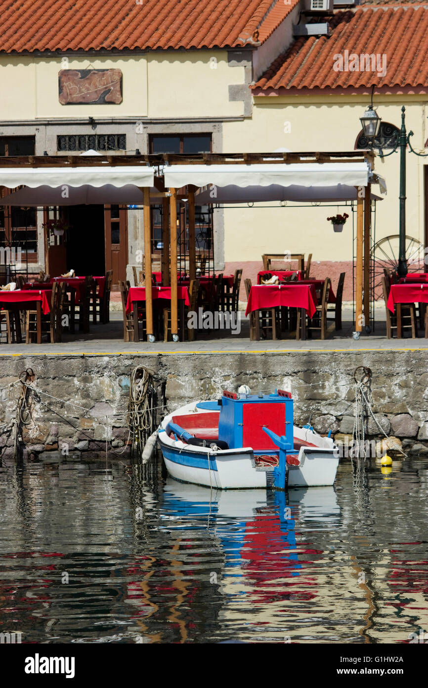 Du the restaurant 'Venetia', rouge cirée tables couvertes donnant sur le quai. Limnos ou île de Lemnos, Grèce Banque D'Images
