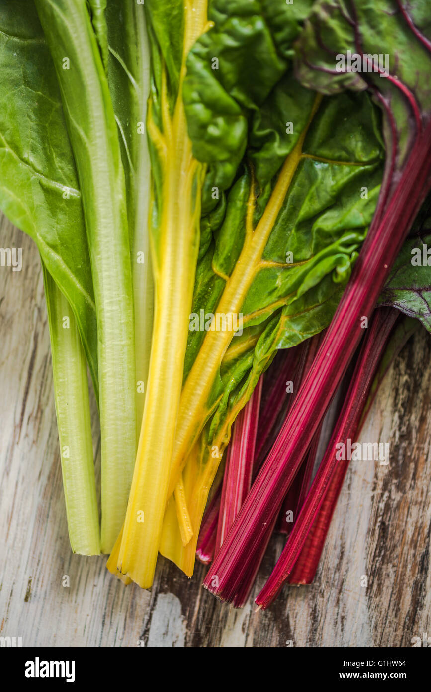 Fermer la vue sur arc-en-ciel de printemps à carde, manger un régime propre et concept Banque D'Images