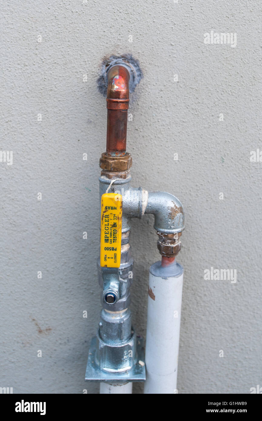 Nouveau tuyau de gaz et vanne d'isolement dans une chaudière à gaz domestique. Banque D'Images