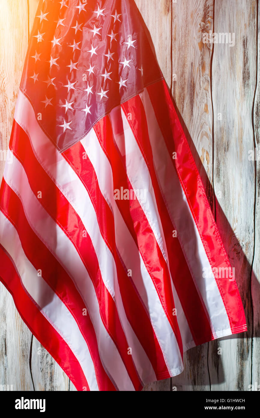 Drapeau américain sur fond de bois. Banque D'Images