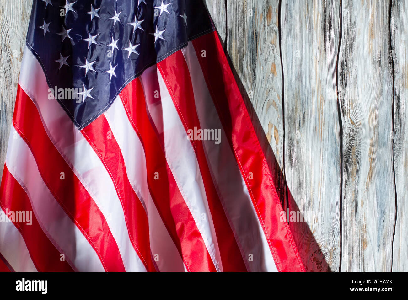 Drapeau américain sur fond de bois. Banque D'Images