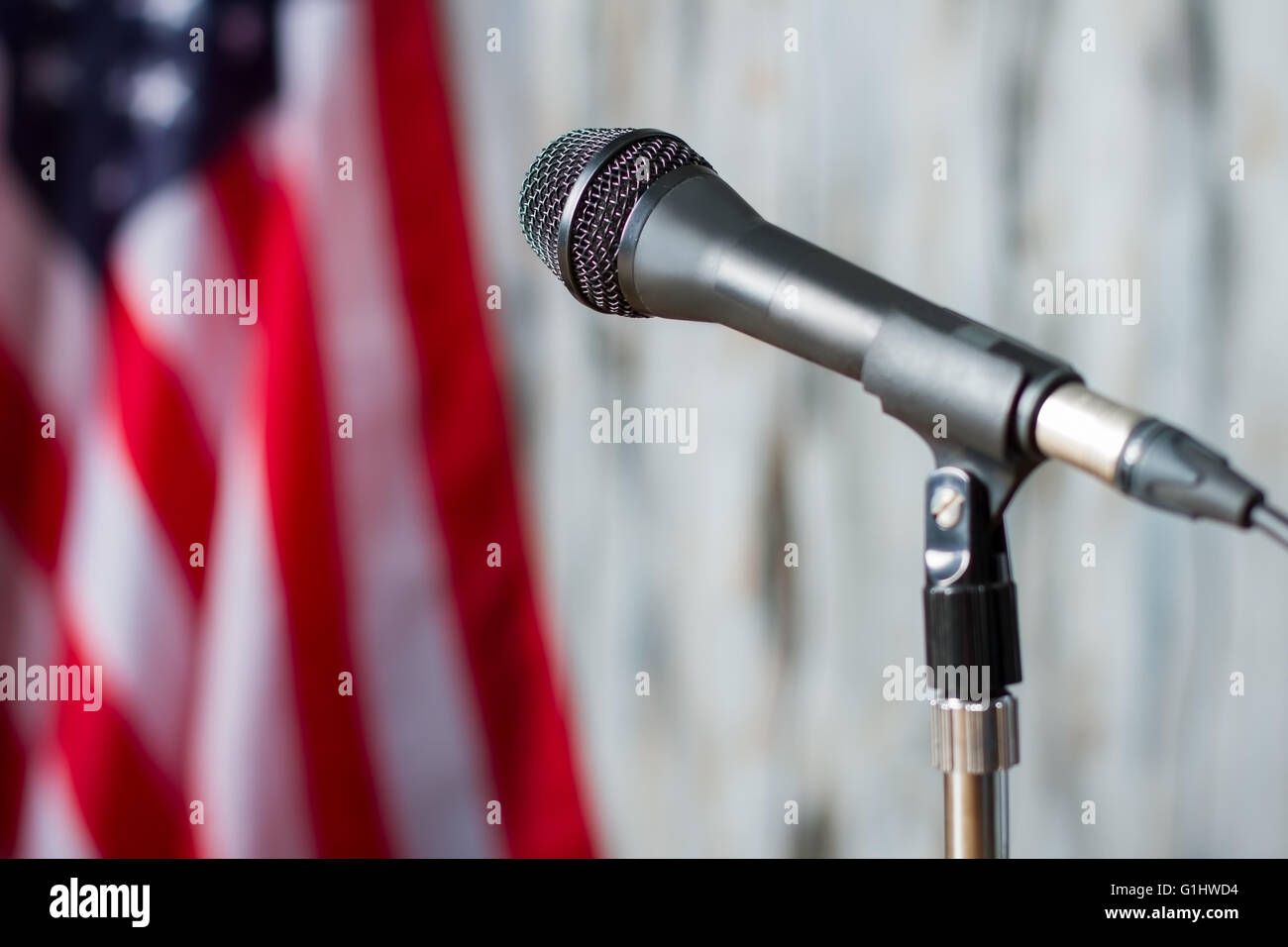 Nous floue d'un drapeau et d'un microphone. Banque D'Images