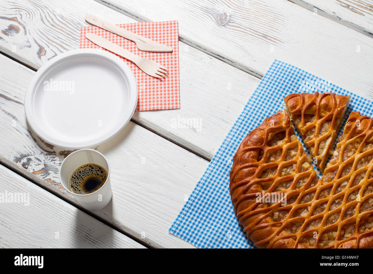 Tranches de gâteau, de la plaque et de couverts. Banque D'Images
