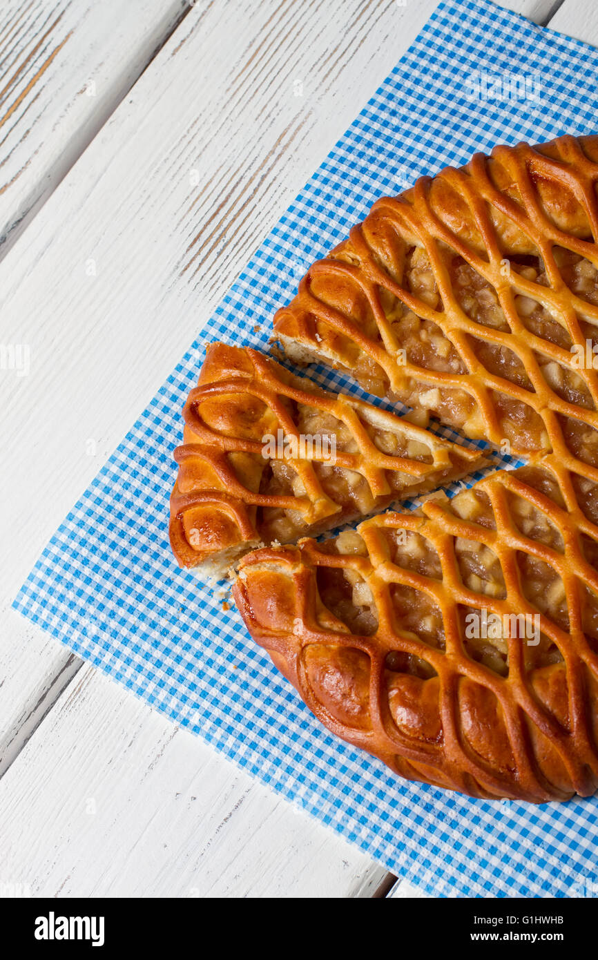 Tranches de gâteau sur une serviette. Banque D'Images