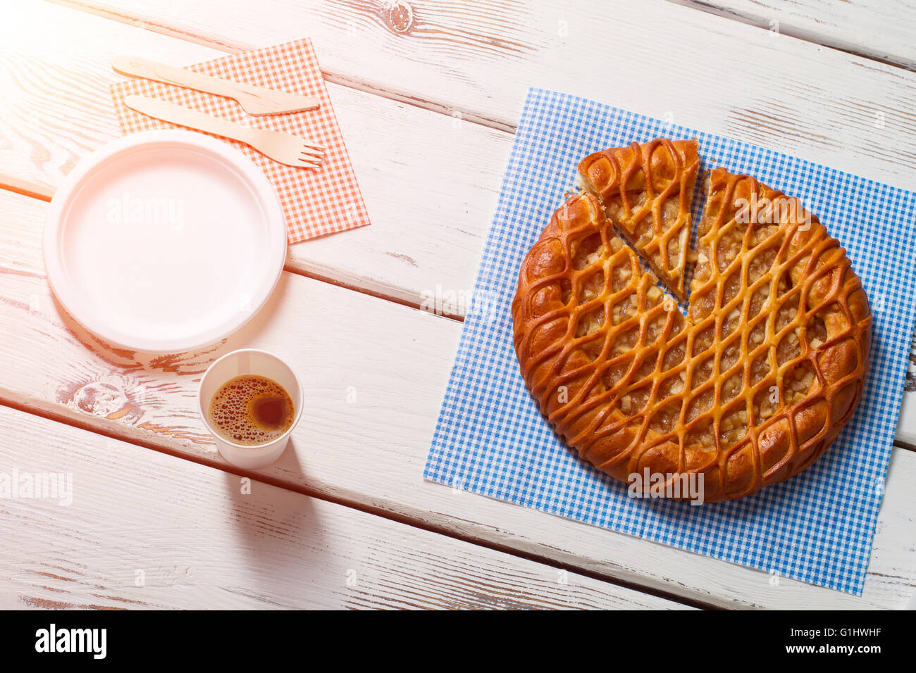 Tranches de gâteau, couverts et verre. Banque D'Images