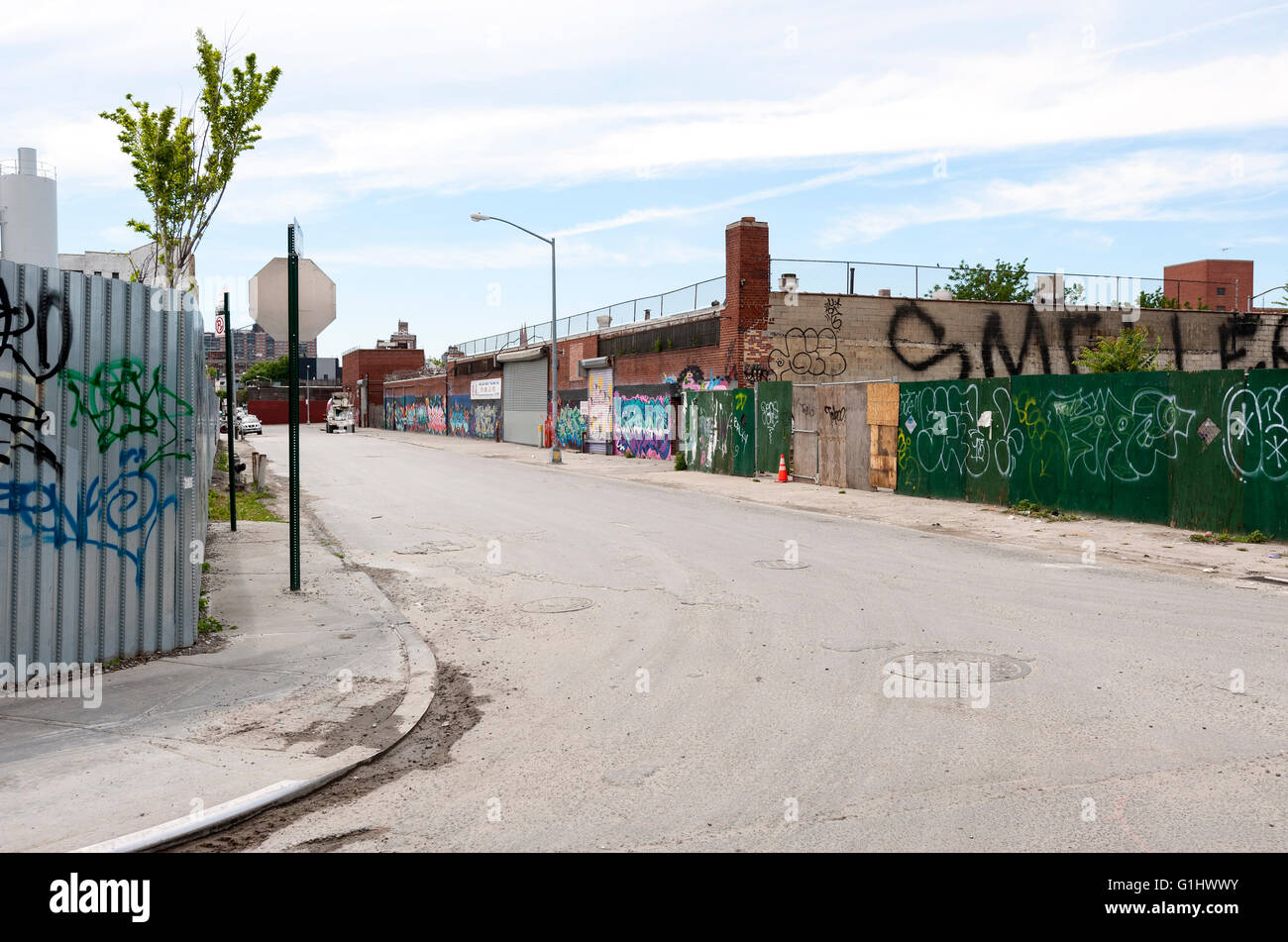Scène de rue urbains dangereux vide, Bushwick, Brooklyn, New York. Banque D'Images