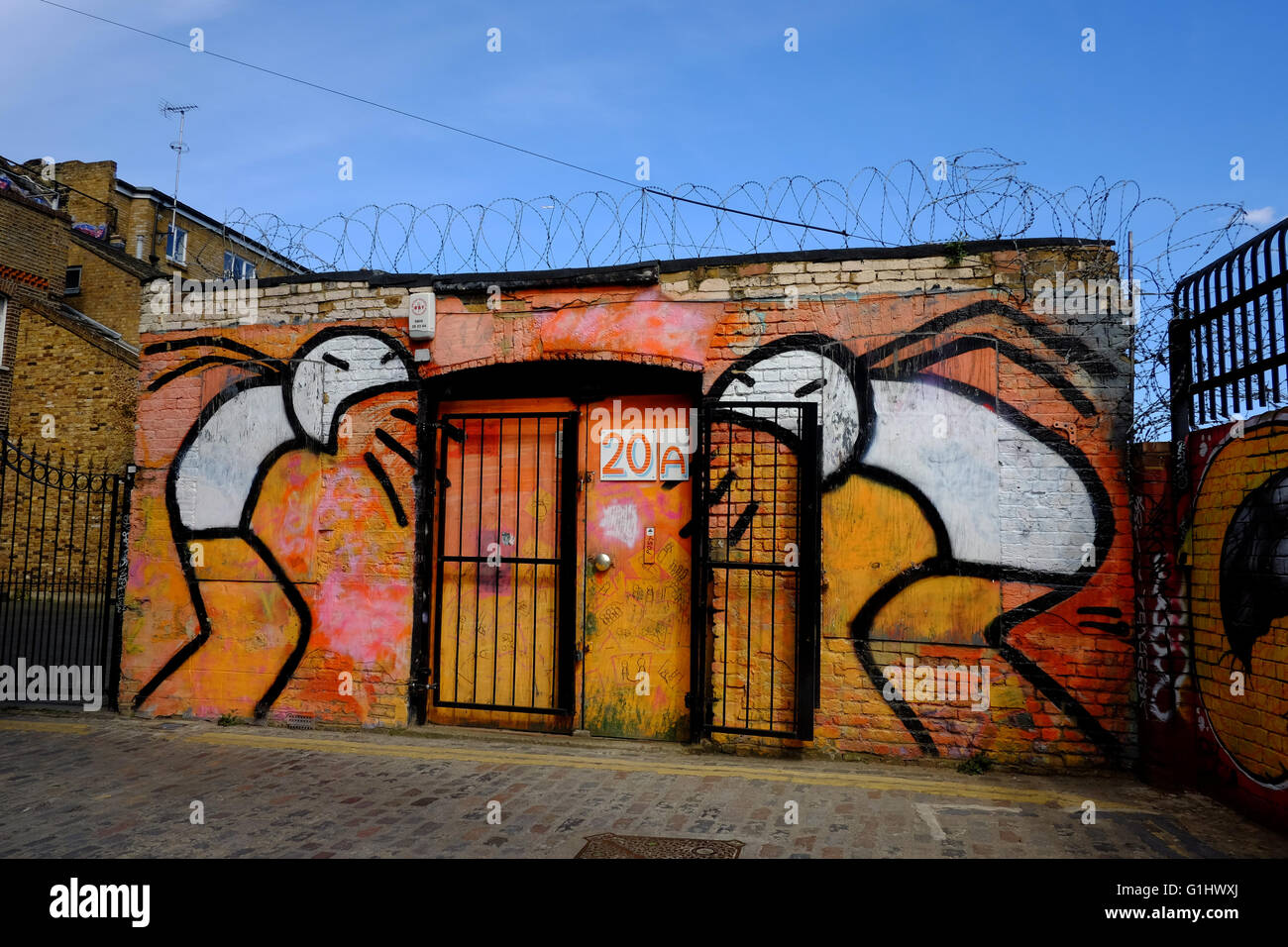 L'art de mur de graffiti sur Grimsby Street dans l'Est de Londres, UK (usage éditorial uniquement) Banque D'Images