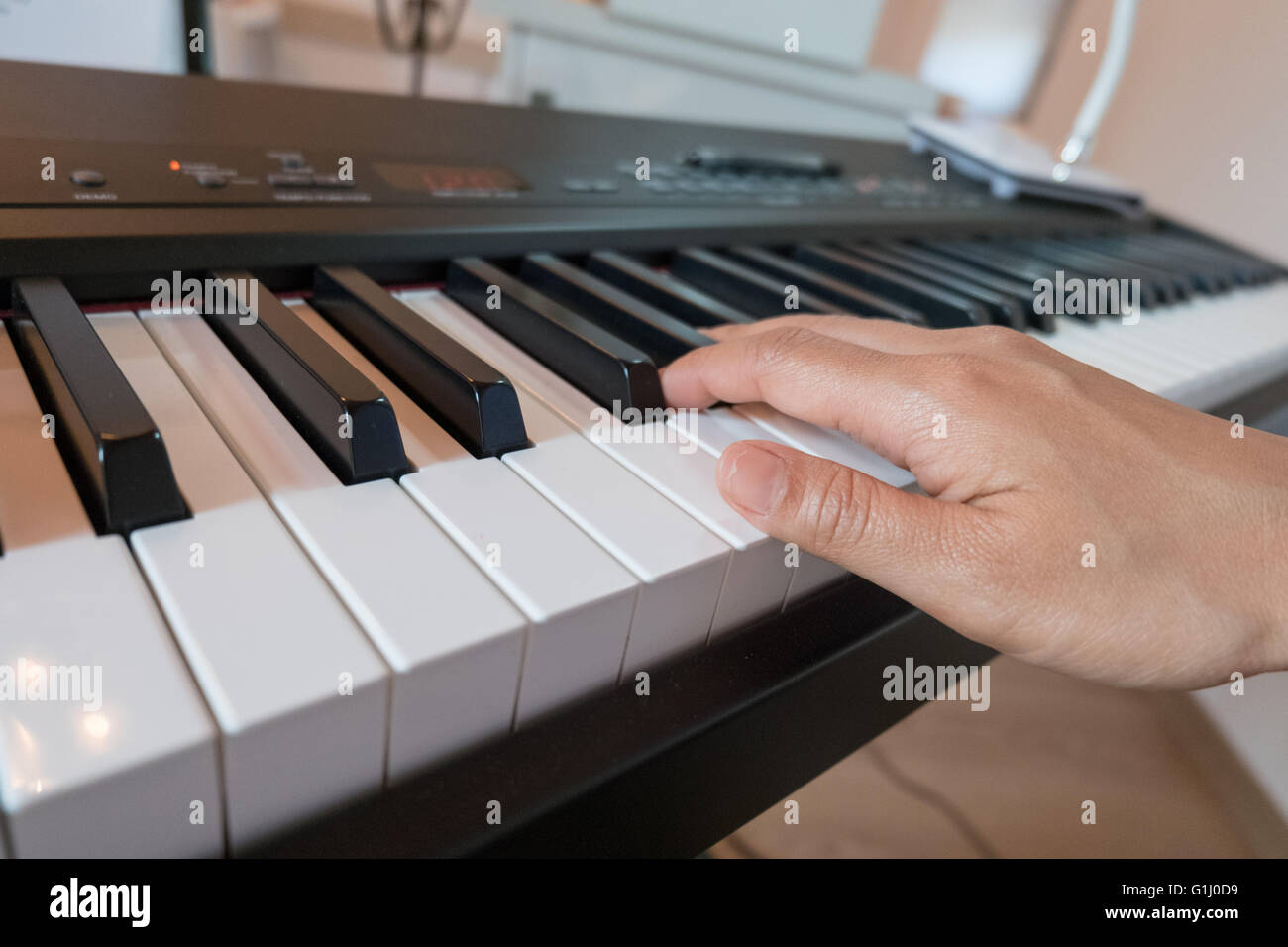 Une main à jouer du piano keyboard Banque D'Images