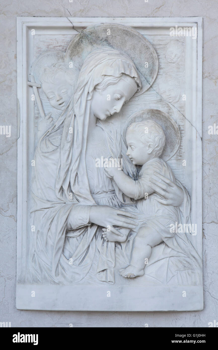Vierge Marie avec l'enfant représenté sur une pierre tombale de marbre au Cimetière Monumental (Cimitero Monumentale di Milano) à Milan, Lombardie, Italie. Banque D'Images