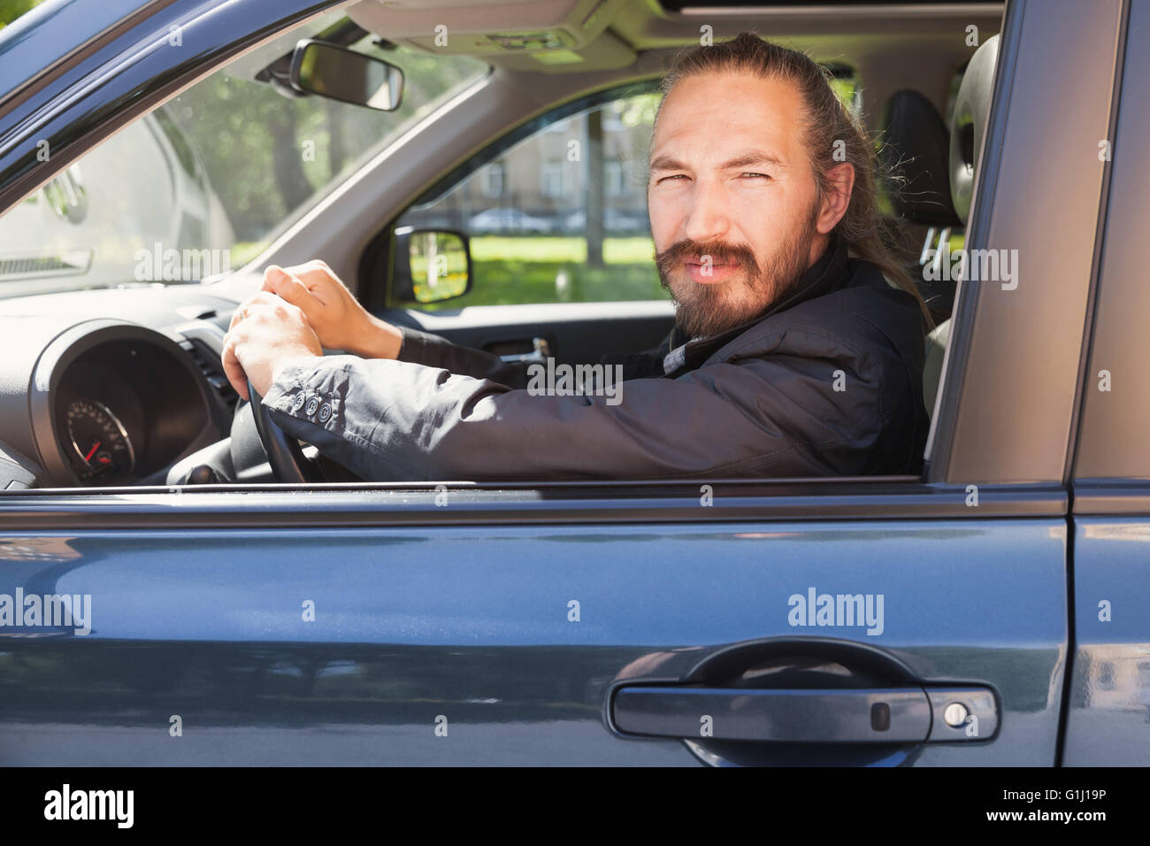 Asian man en tant que conducteur de suv japonais moderne, portrait dans la fenêtre de voiture ouverte Banque D'Images