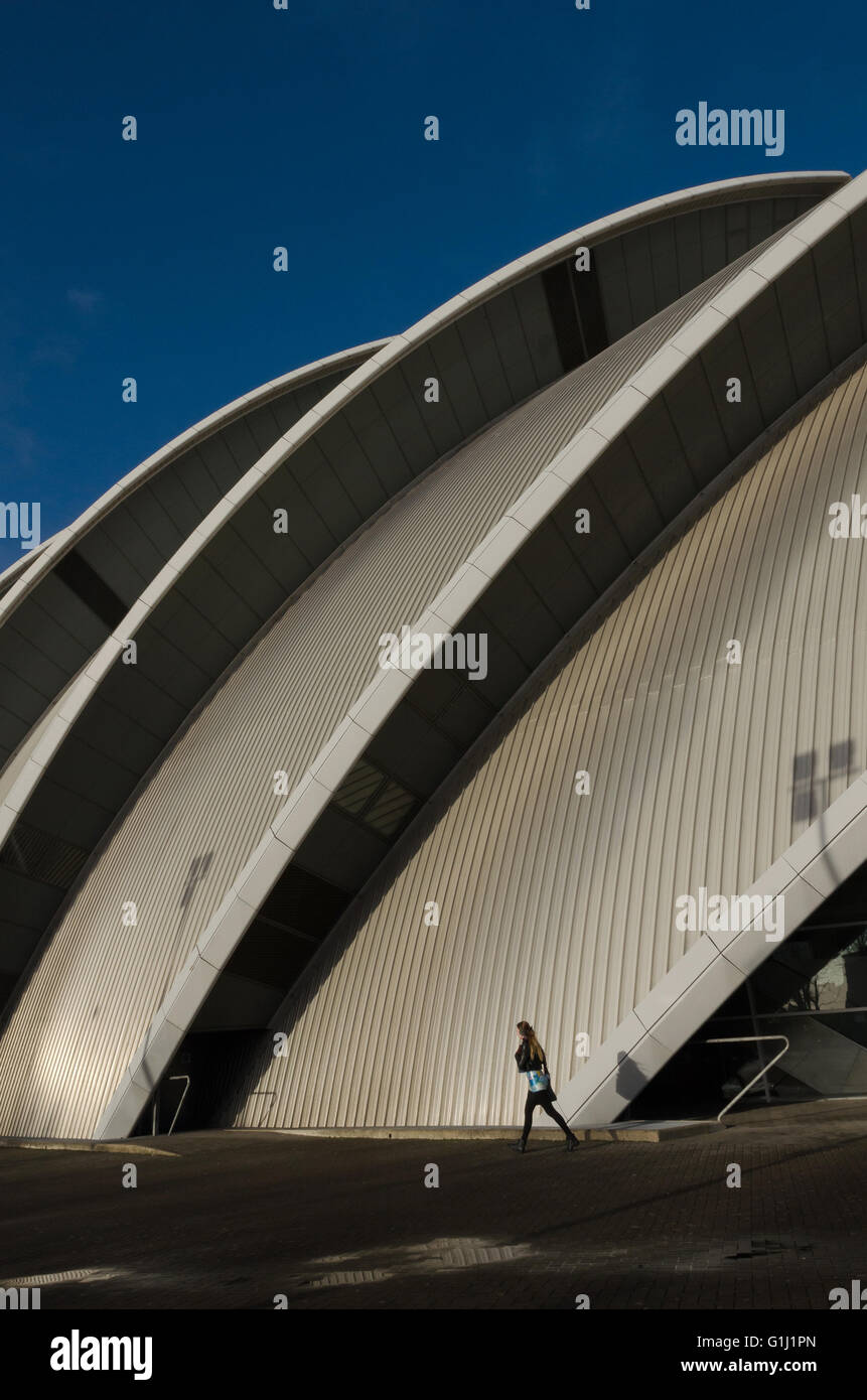 SECC Glasgow - Clyde Auditorium - également connu sous le nom de l'Armadillo de Glasgow. Debout avec un seul chiffre en silhouette. Banque D'Images