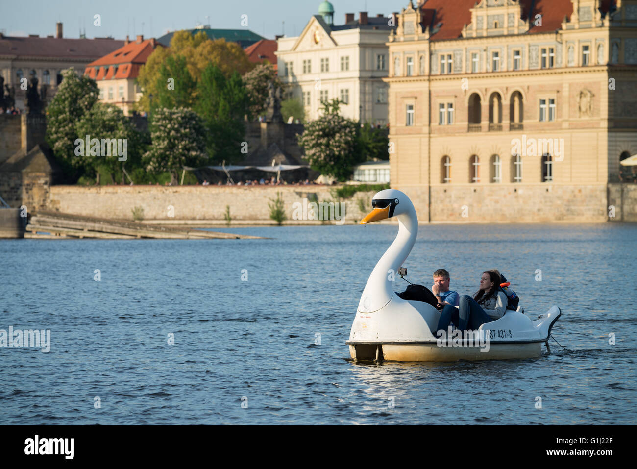 Vue sur la rivière Vltava à l'Bedrich Smetana Museum et Tour du pont de la Vieille Ville, Prague, République Tchèque, République Tchèque Banque D'Images